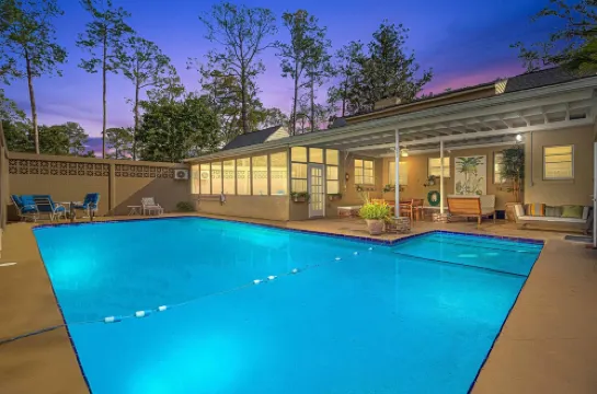 Hot tub, pool, bbq, game room near downtown