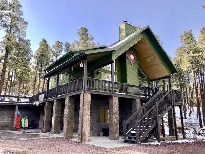 Gorgeous Forest Cabin with Hot Tub & Game Room Hotel dekat Whiting Sawmill