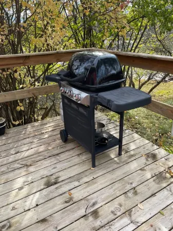 Siri's Pride & Joy Cute 2 bed/2 bath bungalow nestled on a private corner lot