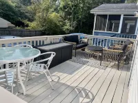 Boho Beach Cottage- Quiet, Deck, Private parking, Bikes- 1 mi to Beach & Boards!