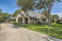 Lively Interior Oasis w/ Big Yard- Fast- WIFI