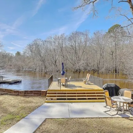 Riverfront Cottage with 2 docks and firepit located on the Edisto River
