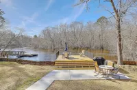 Riverfront Cottage with 2 docks and firepit located on the Edisto River