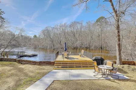 Riverfront Cottage with 2 docks and firepit located on the Edisto River
