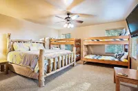 Cheerful 4-bed 4 bath Cabin with Jacuzzi