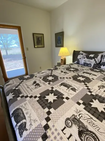 Sunset Ride Ranch /Foreman's house Отели в г. Элгин