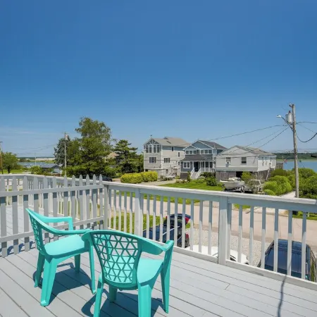 Cozy Costal Retreat in the heart of Groton's charming beach community, Отели в г. Гротон