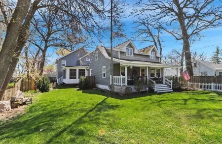 Large Lakehouse with hot tub. walk to public beach in Twin Lakes WI