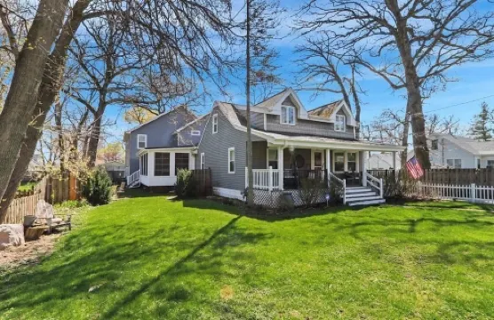 Large Lakehouse with hot tub. walk to public beach in Twin Lakes WI Hotels in Twin Lakes