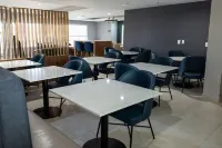 La Quinta Inn & Suites by Wyndham Dallas Mesquite - breakfast