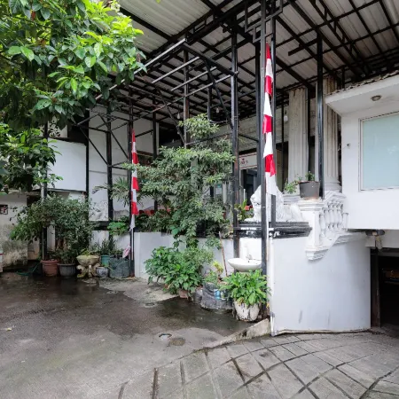 RedDoorz Plus @ Guntur Raya Setiabudi Hotels in Jakarta