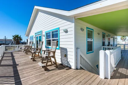 New! Listing Discounts! Short Walk to Beach - 2Br -Pets OK Отели рядом с достопримечательностью «Crystal Beach Spot»