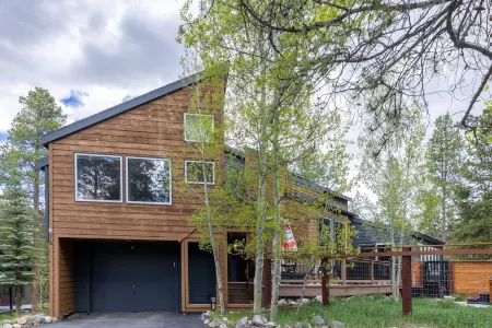 Keystone Ski Resort w/ Free Shuttle, Pet Friendly, Private Hot Tub, Pool Access!