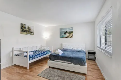 Beautiful 1bd, prime location, free parking, bbq, pets
