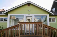 SeaBreeze Bungalow - Private Home - 1/2 block to beach - Pets! - Enclosed Fence