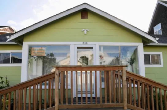 SeaBreeze Bungalow - Home 1/2 Block to Beach - Pet Friendly and Enclosed Fence!