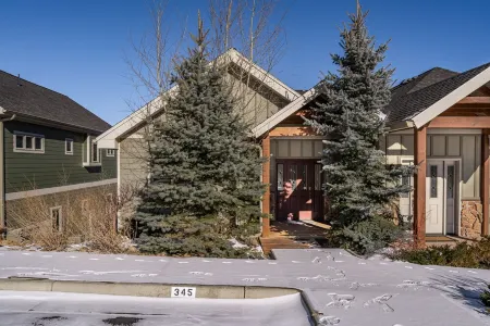 Elite Property w/ Million Dollar View + Hot Tub Отели рядом с достопримечательностью «Гоблинс Форест»