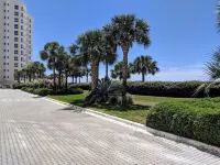 Gulf Front 2000sqf Condo, Large Balcony, Private Beach & Pool, Free Beach Setup - بوتيك