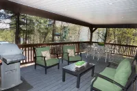 SPECTACULAR MOUNTAIN BLUFF CABIN WITH LAKE VIEWS-FENCED