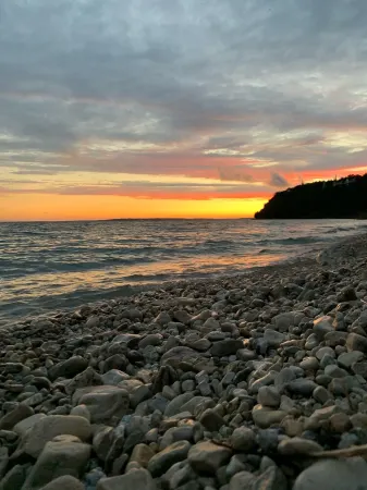 Mackinac Island Condo MONTHLY RENTAL ONLY Condo has Great Lakes & Main St. views Отели рядом с достопримечательностью «Мост Макинак»