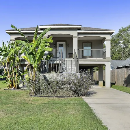 View the Beach from Your Porch. Best Location, 5 Blocks to Downtown