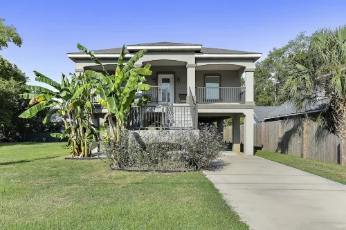View the Beach from Your Porch.  Best Location, 5 Blocks to Downtown
