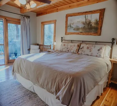 Lakefront 3 bedroom lodge sleeps 10, 8 minute drive to Gorges State Park