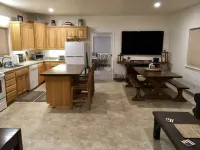 Burke's River View Vacation Rental Home 엘크톤 호텔