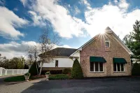 Romantic Getaway!  Heated Spa - Open Year Round!