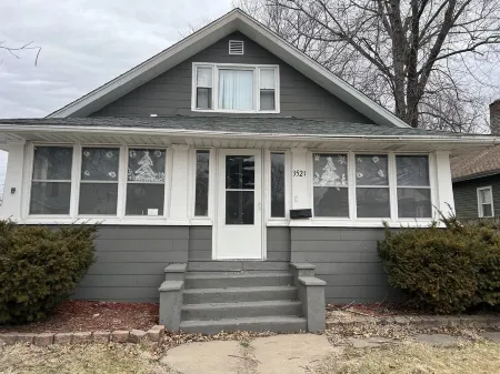 Charming 1920s, pet friendly home, centrally located! Отели в г. Rock Island County