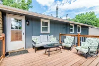 Tailgate House Near Stadium! Fire pit, basketball ct, pool table! Cozy and fun!