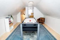 Downtown Rogue River, Game Room, 70" Smart TV, Two Minutes to I-5