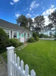 Cape Cod Beach Cottage, only 5 minute walk to Glendon beach & local restaurants Haigis Beach附近的飯店