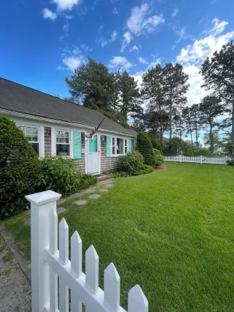 Cape Cod Beach Cottage, only 5 minute walk to Glendon beach & local restaurants Отели рядом с достопримечательностью «Парк Си Вью»