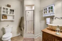 ❤️Luxury Crockett Street Retreat, hot tub and outdoor fireplace! Downtown