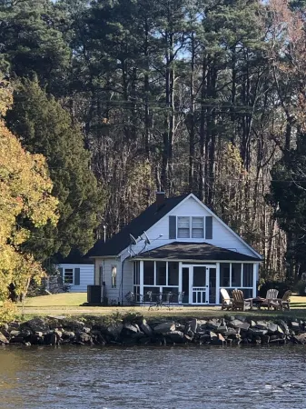 Relax at this beautiful Historic Intracoastal Waterlily Cottage + Game Room