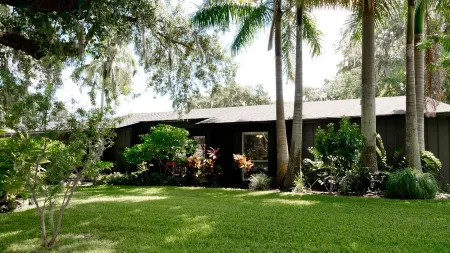 Barefoot Bungalow, Heated Pool & Spa, Game Room Foosball Отели рядом с достопримечательностью «Запад Гейт»