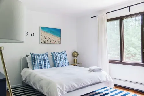 Heated pool, outdoor deck, fire pit, basketball court, fireplaces, central air. Hotels in West Hurley