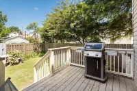 Next to the park and 2 blocks to the Beach and restaurants! RIGHT side of Duplex - 4つ星