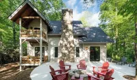 NEW LOG HOME in Hendersonville with fireplace, fire pit and Hot Tub