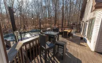 East Stroudsburg Chalet-4BR,Bar,Hot-tub,Fireplace