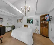 NE Coconut Grove pool home, family & pet friendly, huge yard, & guest house. Hotels in Coconut Grove