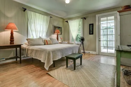 Spacious Historic Estate ~ 5 Min Walk to Hilo & Bay Front Отели рядом с достопримечательностью «Водопады Рейнбоу»