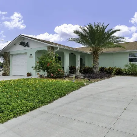 Waterfront-canal/w/Gulf view-pets welcome-private dock for a fee.