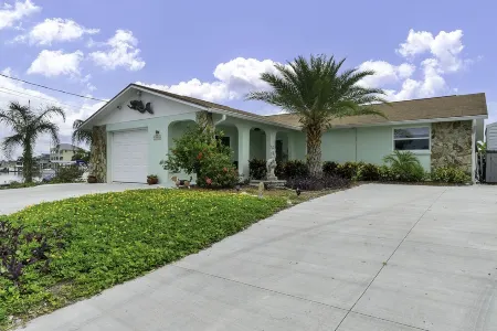 Waterfront-canal/w/Gulf view-pets welcome-private dock for a fee.