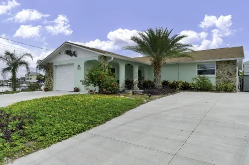 Waterfront-canal/w/Gulf view-pets welcome-private dock for a fee. Hotels in Hudson