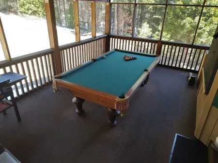 Spacious cabin with game room free WIFI & parking