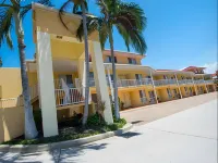Harbour Sails Motor Inn Hotels near Heron Island ferry terminal
