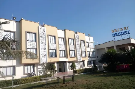 Safari Hotel & Resort Отели рядом с достопримечательностью «Veraval Seafront»