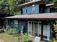 Humboldt Haven: Gorgeous Home for 10 w Gardens, Firepits, Forest & Bay Views